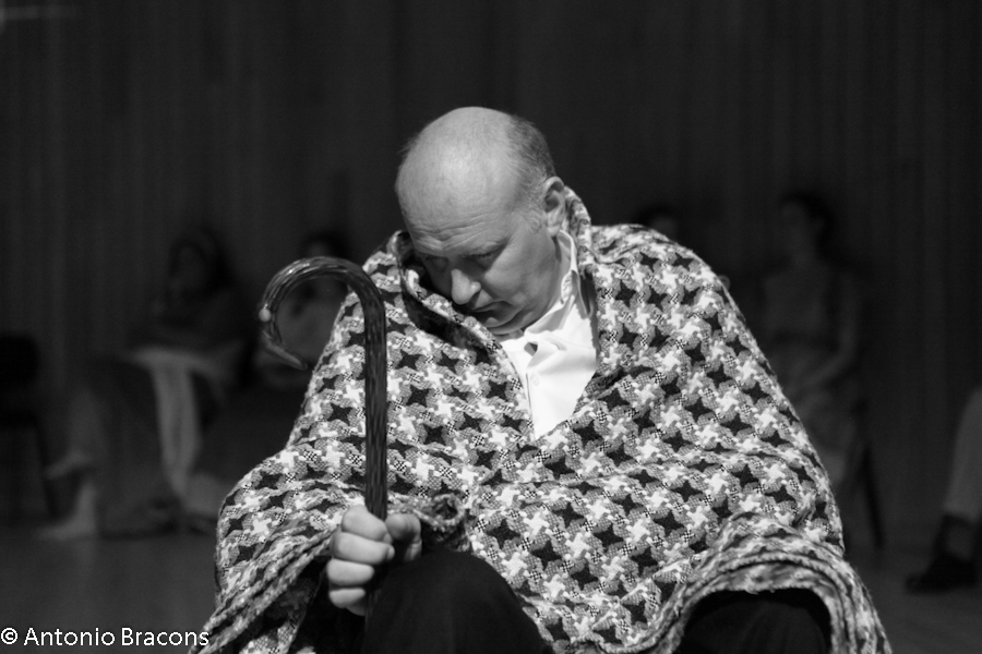 GrTeatroSantoAntonioEstoril-UmaSoPalavra-Roma-1-2015-FotAntonioBracons (16)