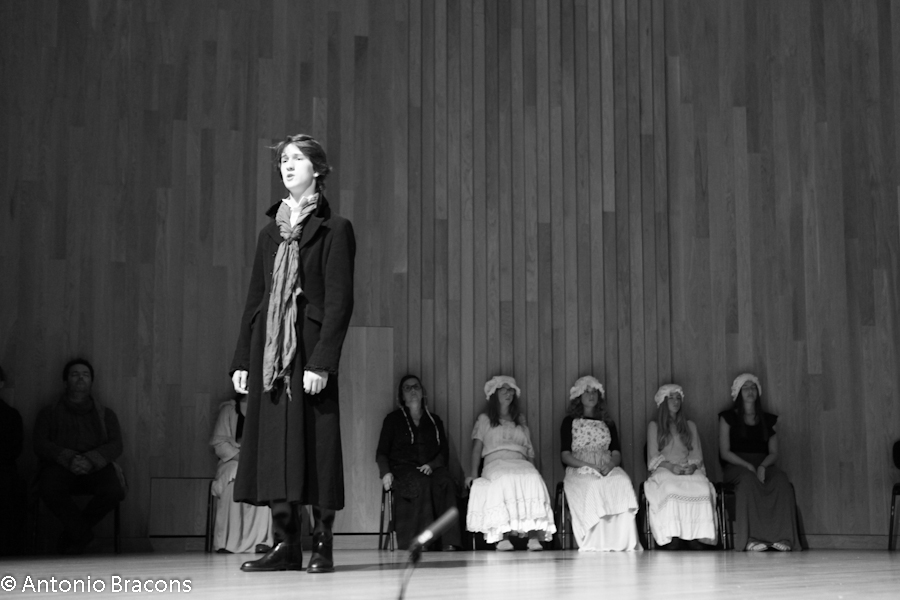 GrTeatroSantoAntonioEstoril-UmaSoPalavra-Roma-1-2015-FotAntonioBracons (17)