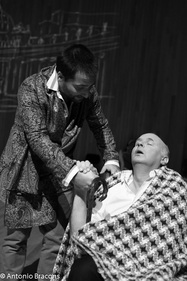 GrTeatroSantoAntonioEstoril-UmaSoPalavra-Roma-1-2015-FotAntonioBracons (18)