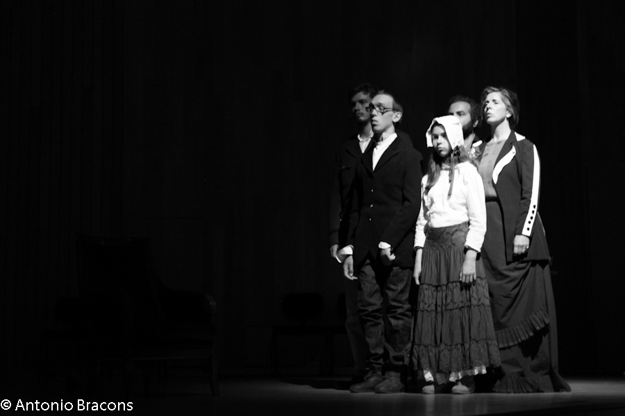 GrTeatroSantoAntonioEstoril-UmaSoPalavra-Roma-1-2015-FotAntonioBracons (5)