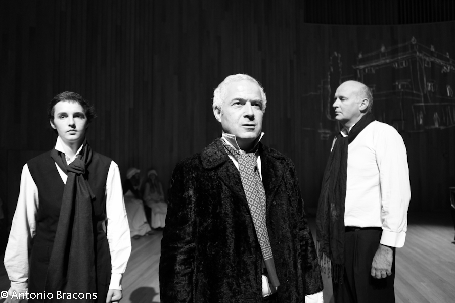 GrTeatroSantoAntonioEstoril-UmaSoPalavra-Roma-1-2015-FotAntonioBracons (8)