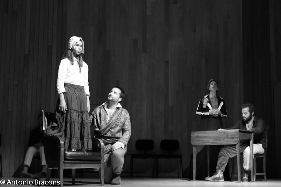 GrTeatroSantoAntonioEstoril-UmaSoPalavra-Roma-2-2015-FotAntonioBracons (13)