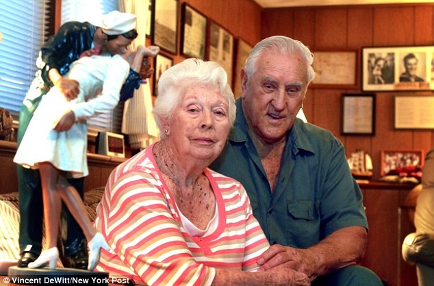 vincent-dewitt-rita-e-george-mendonsa