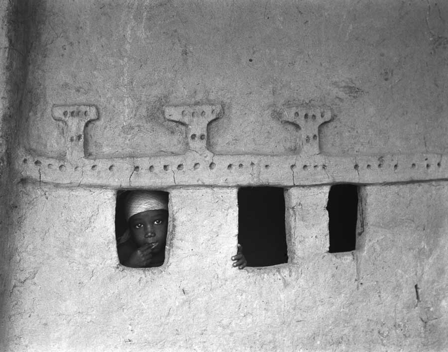 António Saragga Seabra, 1959 - Rapariga espreitando -29621