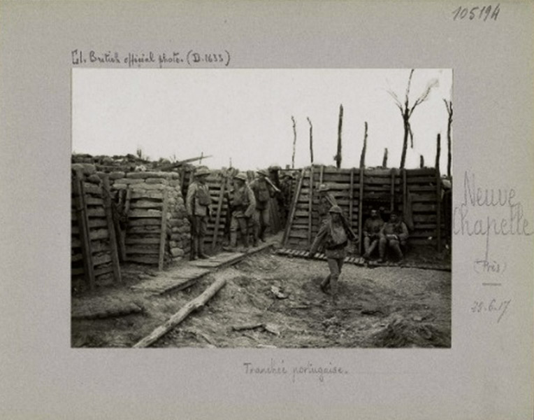 17-Arnaldo Garcez, Portugueses nas trincheiras, perto de Neuve Chapelle, França, 25-06-1917-ColBDIC.jpg