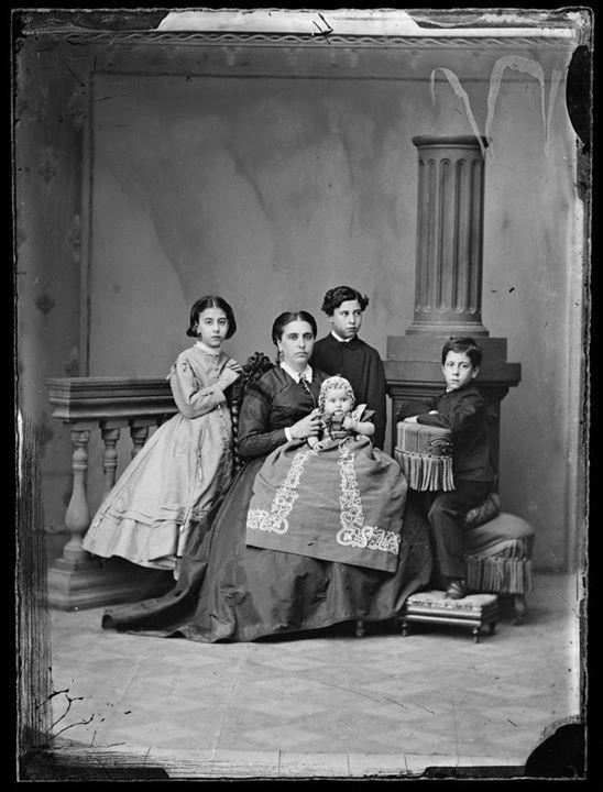 Carlos Relvas-Margarida e os seus quatro filhos,1862-63